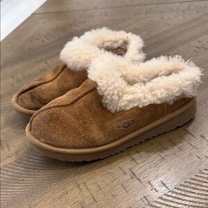 UGG Kids Slip-On Shearling Lined Suede Clog in Chestnut and Cream
